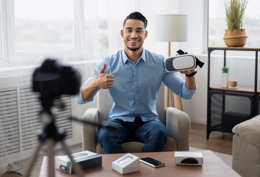 VR 기기를 들고 엄지를 든 리뷰어